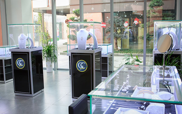 玻璃展示柜定制選擇什么廠家比較好？